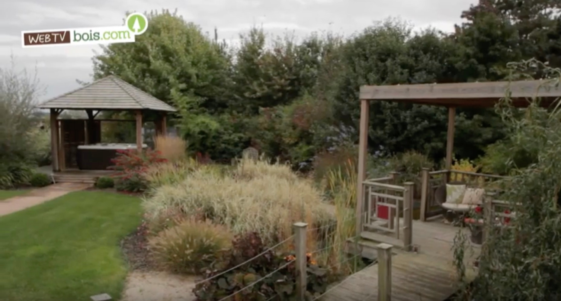 [Vidéo] Aménagement de jardin en bois (terrasse, pergolas, etc.)