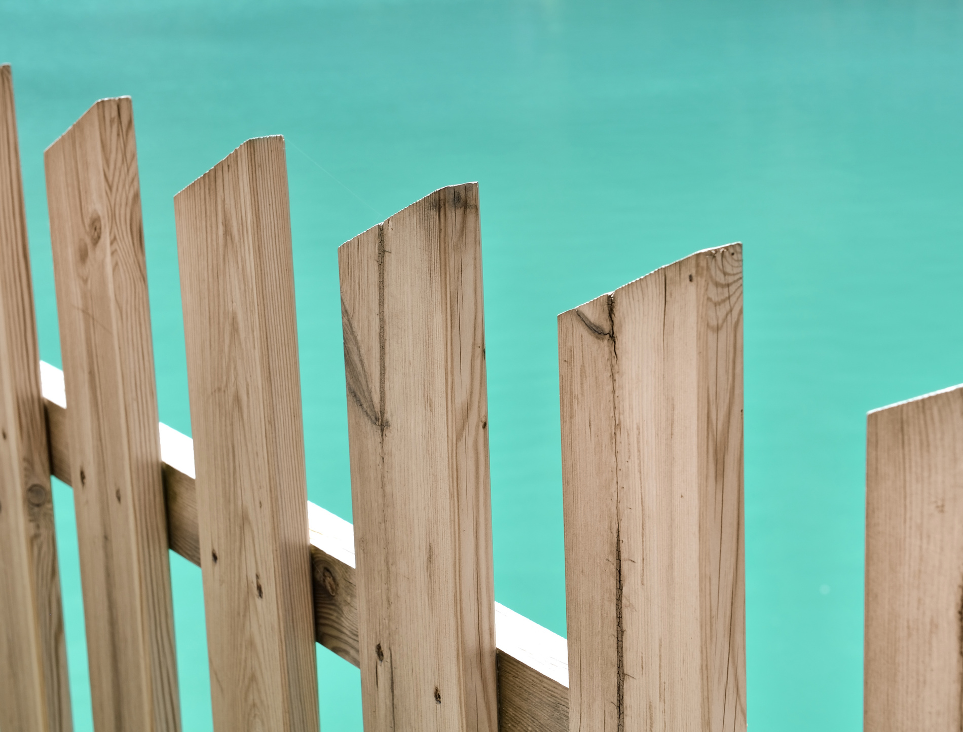 Piscine : Pourquoi choisir une barrière en bois ?