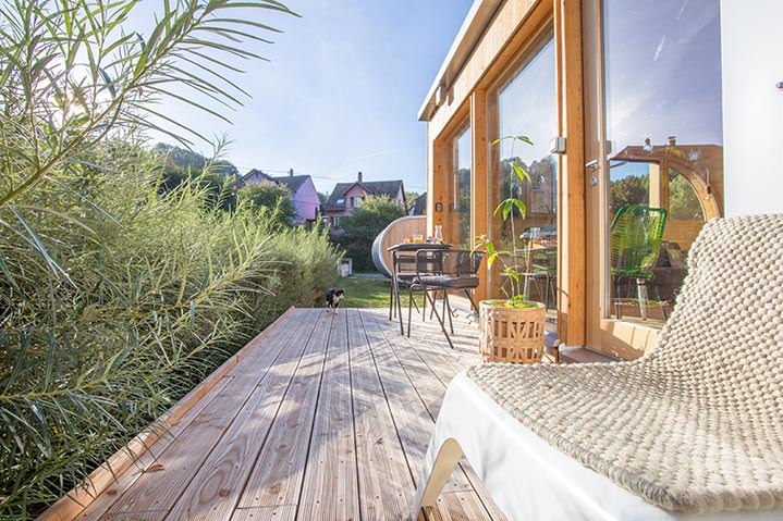 Une terrasse toute en longueur sur le flanc de cette habitation