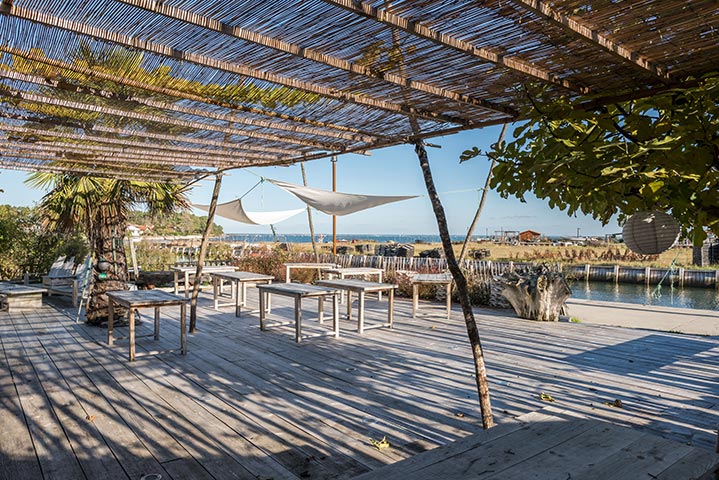 Un bar-terrasse en bois pour une ambiance chaleureuse assurée.