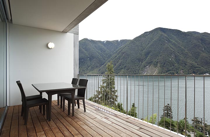 Un balcon-terrasse en bois au coeur de la montagne.