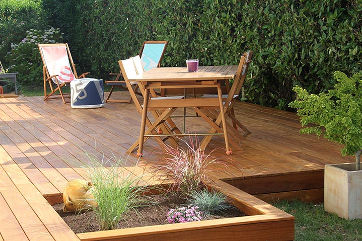 Une terrasse aménagée d’un jardin japonais.