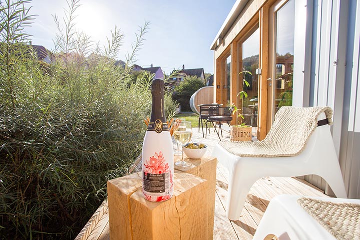 Une terrasse toute en longueur sur le flanc de cette habitation