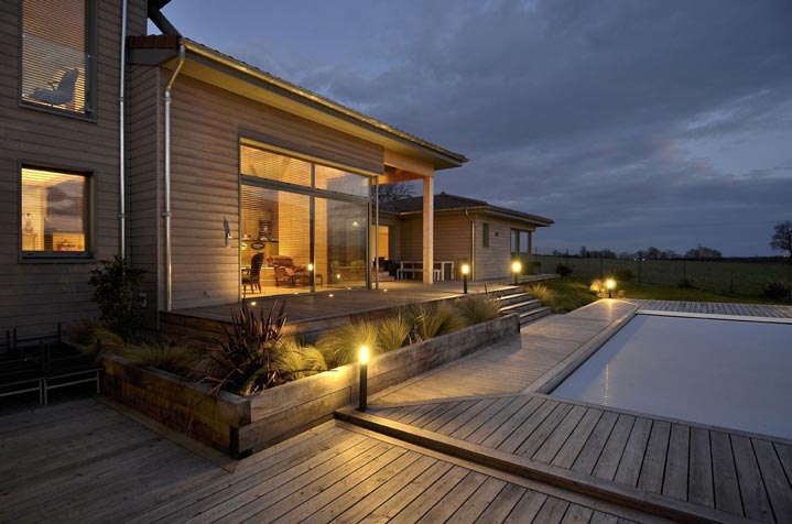 Maison bois avec piscine - Vue de nuit