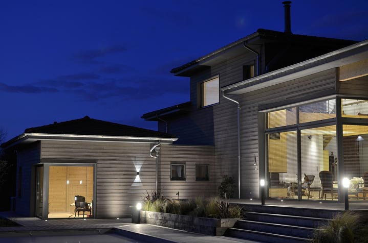 Maison bois - Vue de nuit avec éclairage extérieur