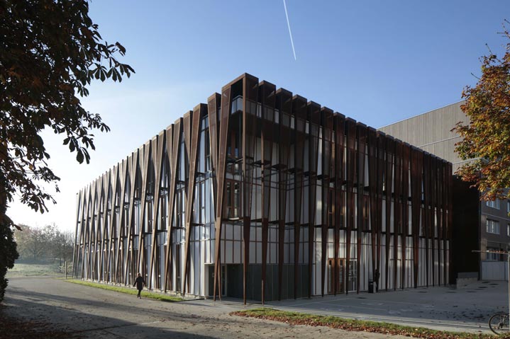 Un bâtiment en structure bois et habillage bois et verre.