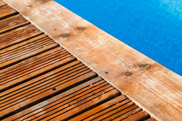 Deck de piscine en bois