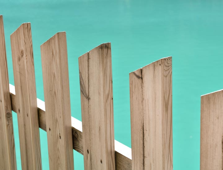 Clôture bois pour une piscine sécurisée