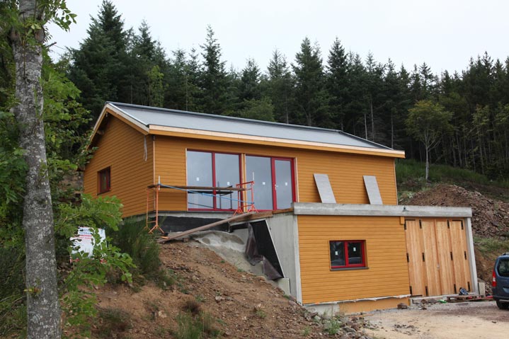 Maison bois sur un terrain de montagne