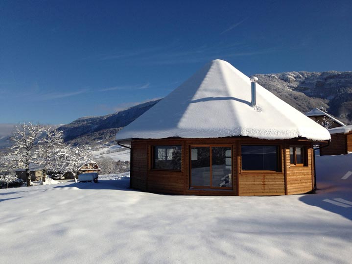 Maison bois sous la neige