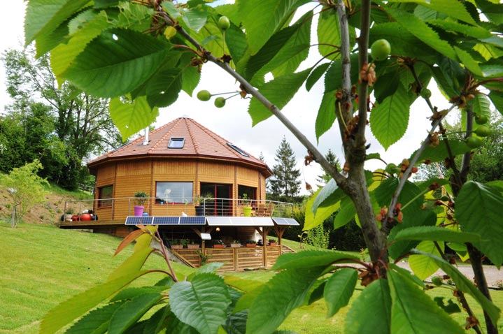 Maison bois ronde sur terrain en pente
