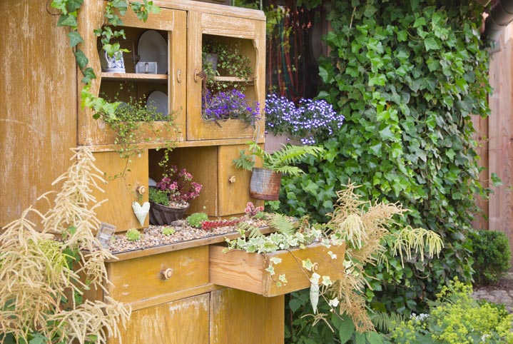 Un buffet transformé en mobilier de jardin