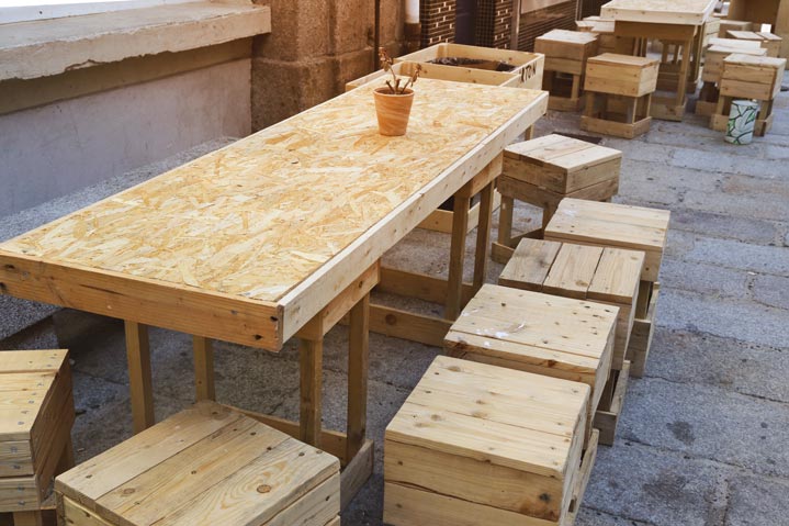 Table et tabourets créés à partir de matériaux bois de récupération