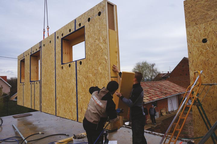 Gruttage du panneau d'ossature bois sur le chantier