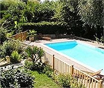 Visuel d'une piscine avec clôture bois