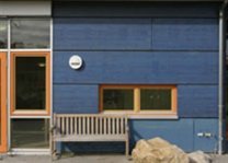 Illustration d'un bâtiment recouvert d'un parement en bois bleu