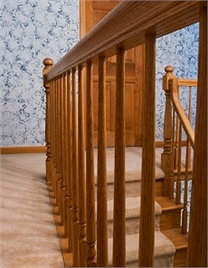 Rampe d'escalier, balustrade et porte en bois.