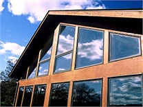 Exemple d'utilisation des menuiseries extérieures bois sur un bâtiment public
