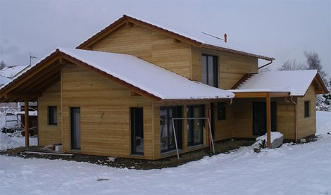une vue de la maison en hiver
