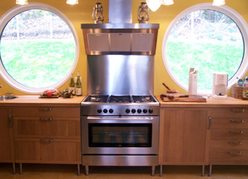 Visuel de la cuisine avec vue sur le jardin