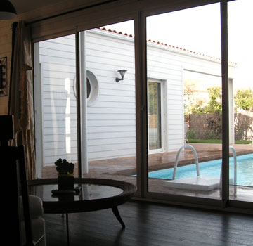 Visuel de l'intérieur de la maison - vue sur la piscine