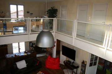 Vue plongeante depuis l'étage sur le salon