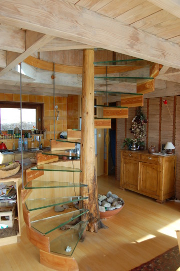 Un escalier en bois et ses marches en verre