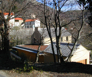 La maison sur son terrain en pente 