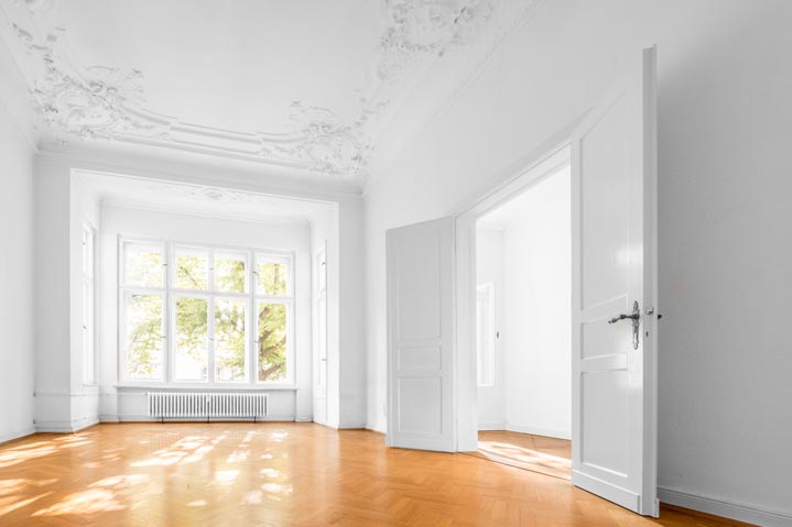 Exemple de fenêtres bois dans un bâtiment ancien