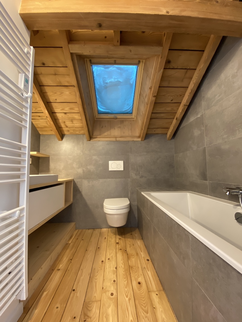 Photo d'une salle de bain intégrant le bois en parquet, en aménagement et au plafond.