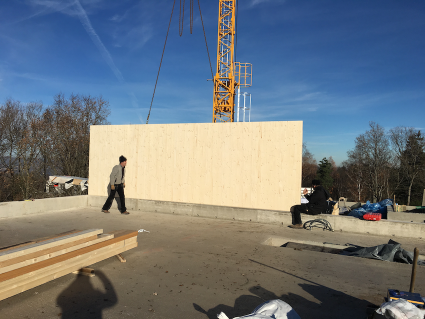 Pose d’un mur CLT sur chantier (© Guy Schneider)