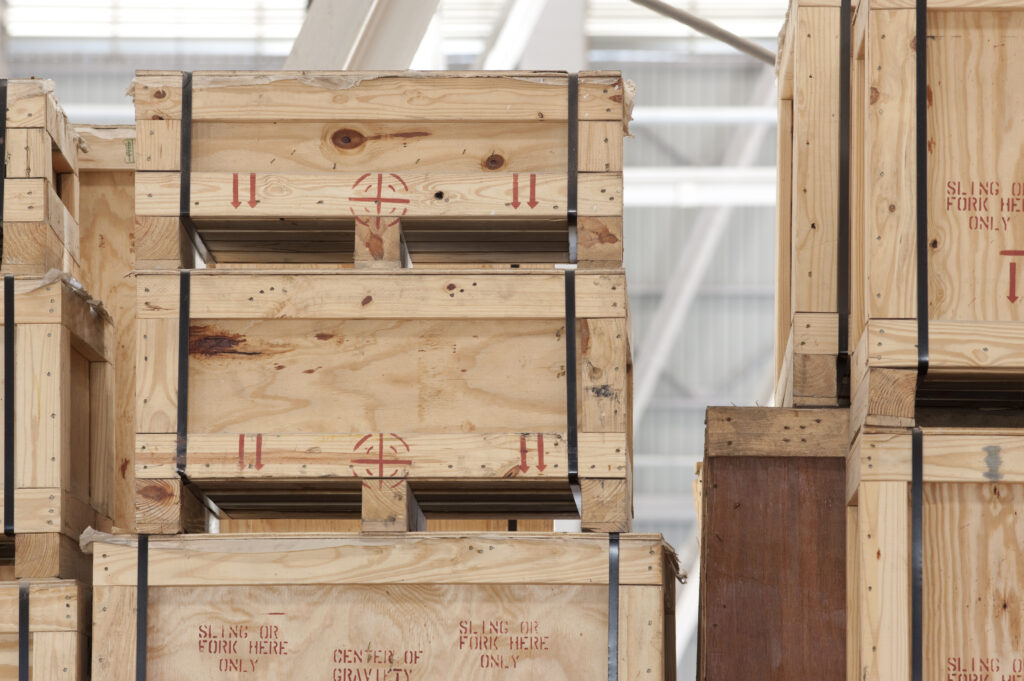 Caisses en bois dans un entrepôt.